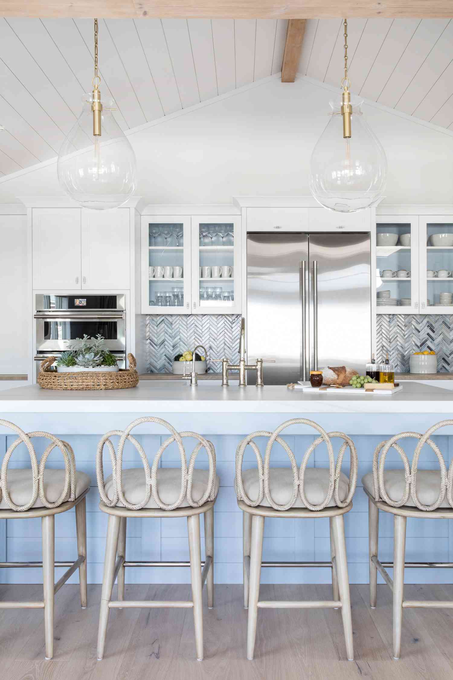 La cocina azul y blanca de la casa de Karen B. Wolfe en Long Beach Island
