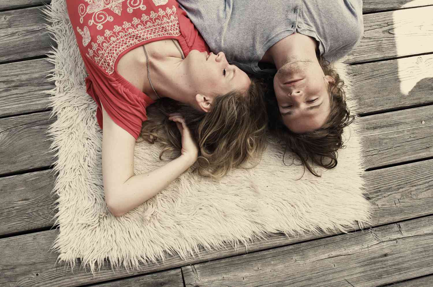 pareja sobre alfombra en cubierta