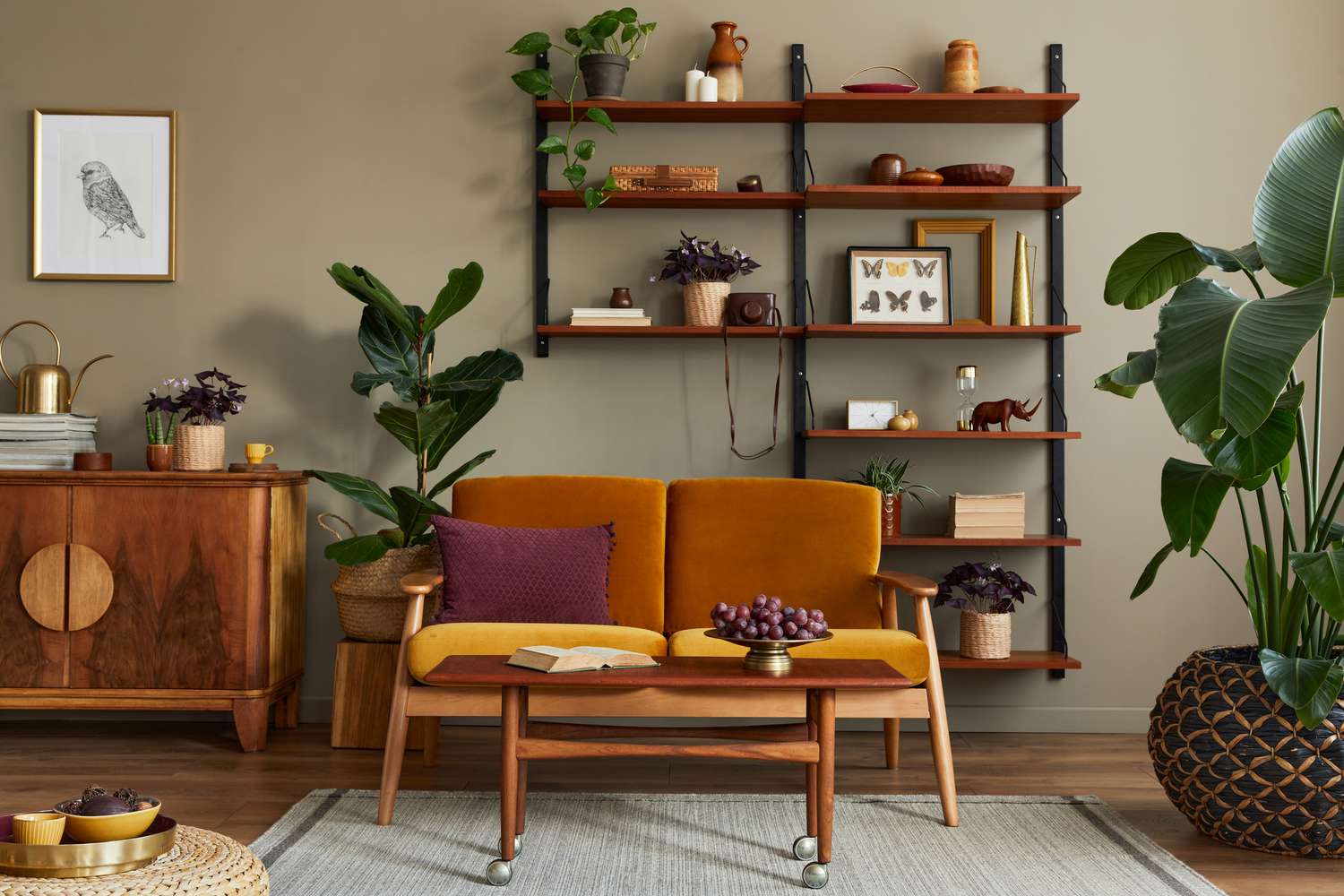 Ein Wohnzimmer mit alten Möbeln und Pflanzen
