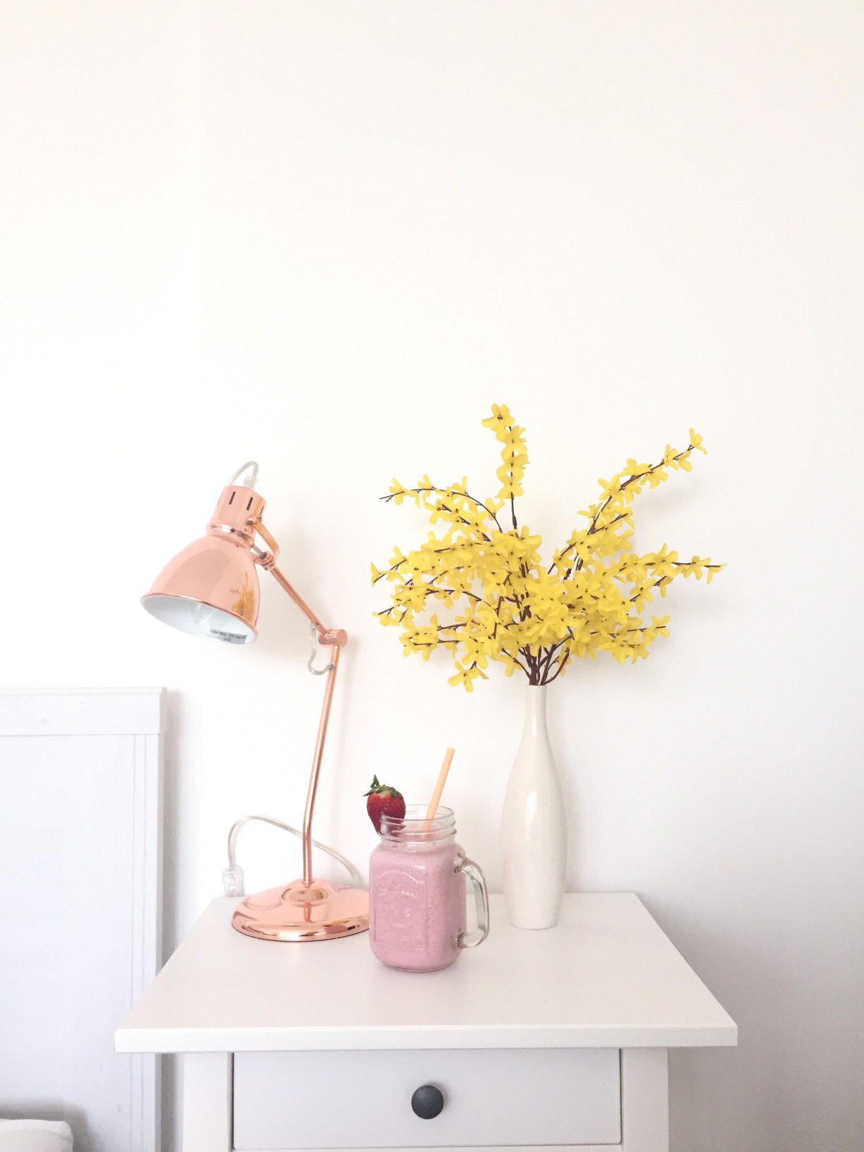 lampe de chevet, fleurs et smoothie petit déjeuner