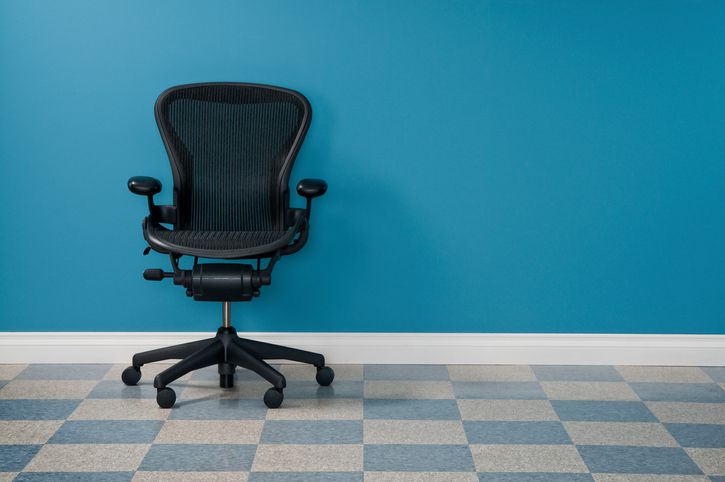 Chaise de bureau contre un mur bleu