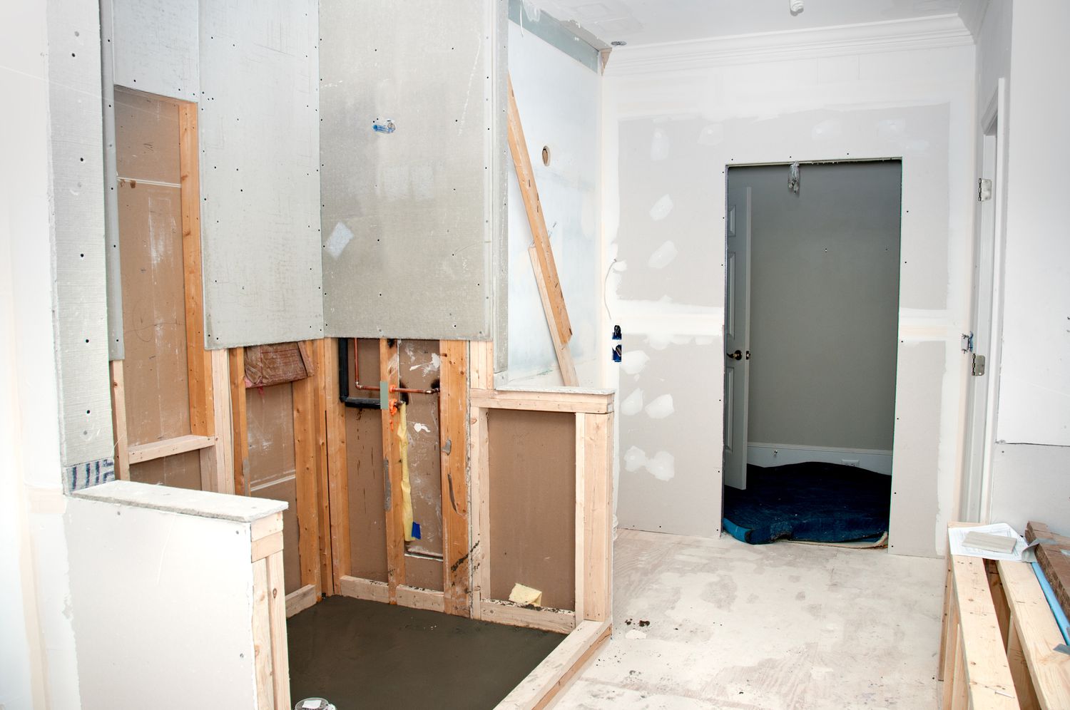 Trockenbauwand und Ständerwerk in einem renovierten Badezimmer