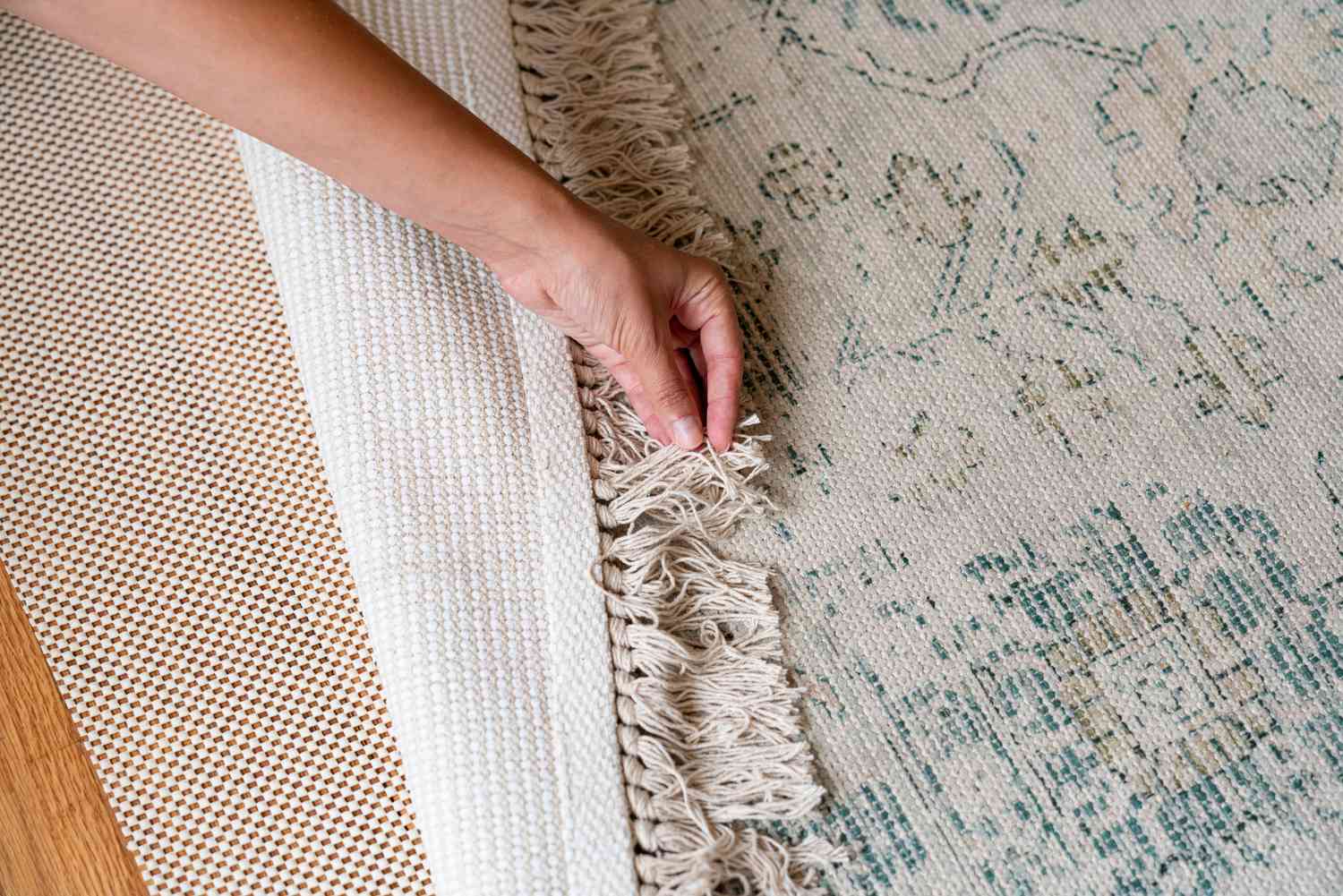 Tapis noué à la main beige et bleu retourné pour montrer le motif fait à la main