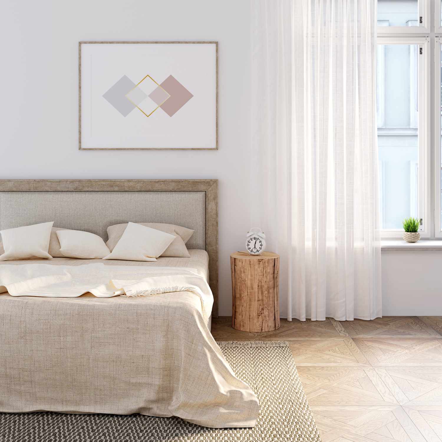 Dormitorio blanco con ropa de cama natural sobre la cama, el póster horizontal sobre el cabecero. Un despertador se alza sobre un tocón entre la cama y una ventana con cortina de lino.