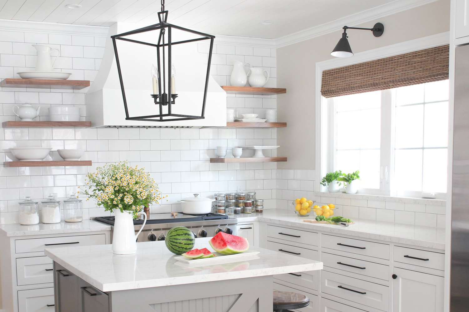 white modern farmhouse kitchen