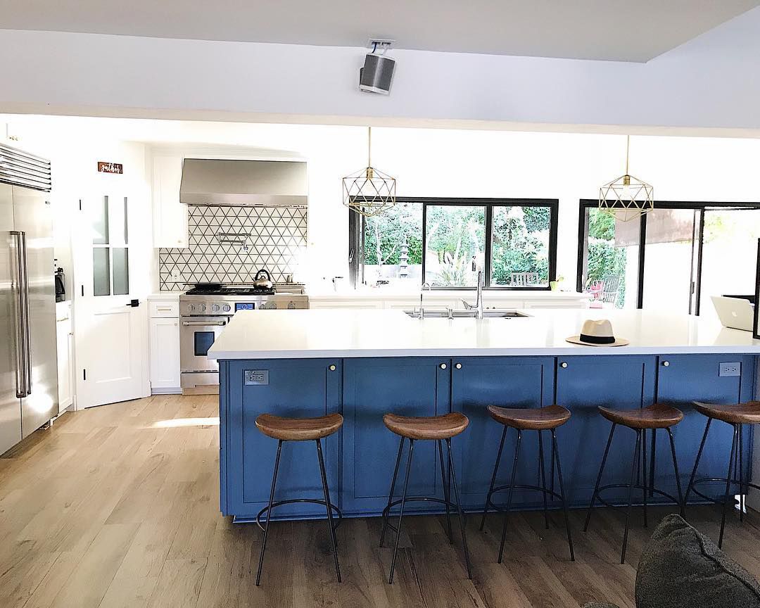 Cocina contemporánea azul y blanca de una bloguera