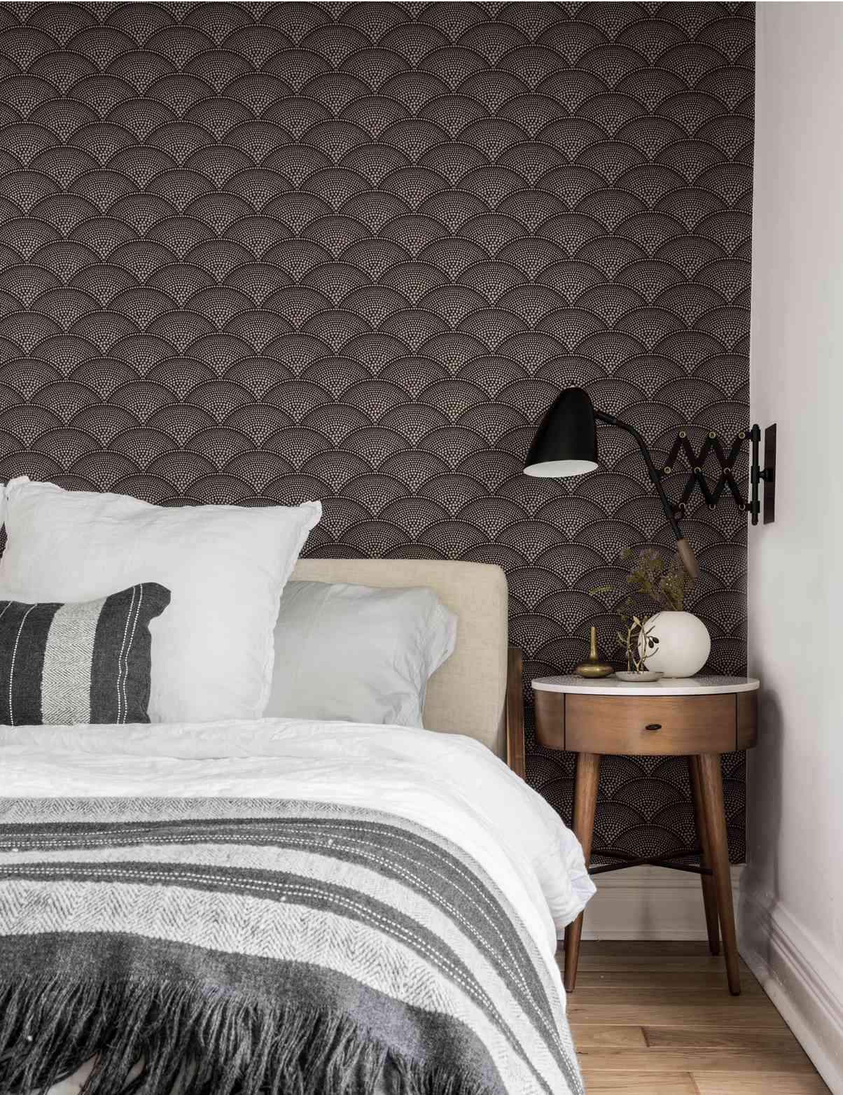 dormitorio con papel pintado geométrico medio círculo marrón
