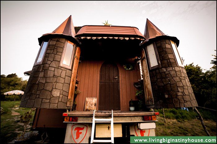 Dos torretas marrones en la parte trasera del camión/casa con una puerta que da al interior
