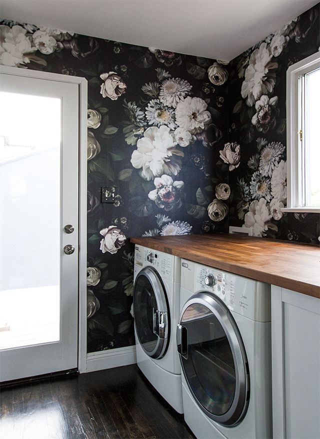 dunkle Tapete mit großem Blumendruck in der Waschküche