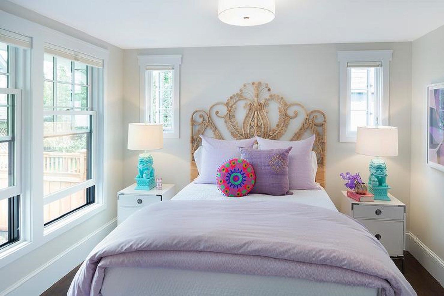 Lavendelschlafzimmer mit Weidenkopfteil