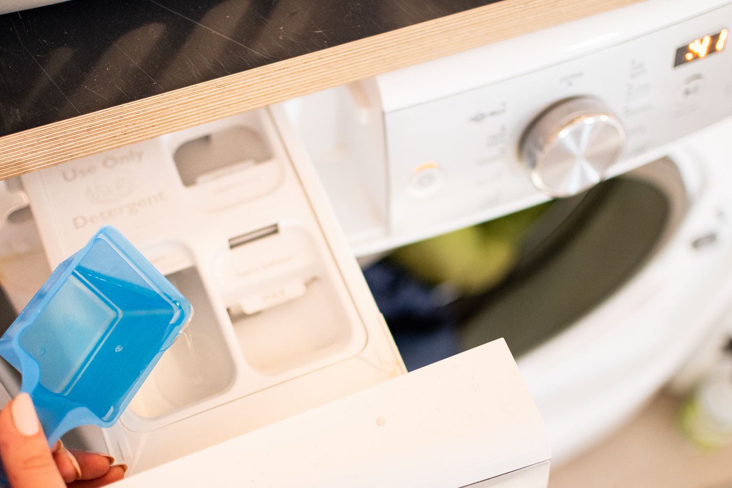 Daunenwaschmittel in der Waschmaschine zur Reinigung von Daunenmänteln