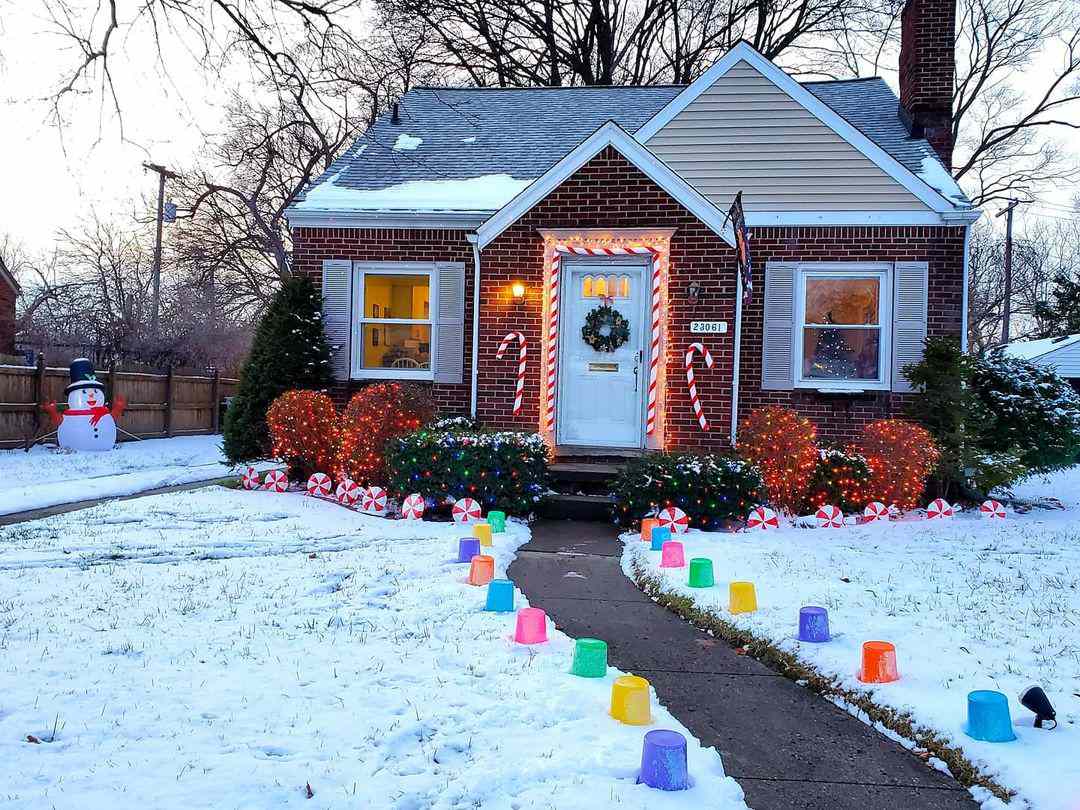 Ein weihnachtlich geschmücktes Haus von außen