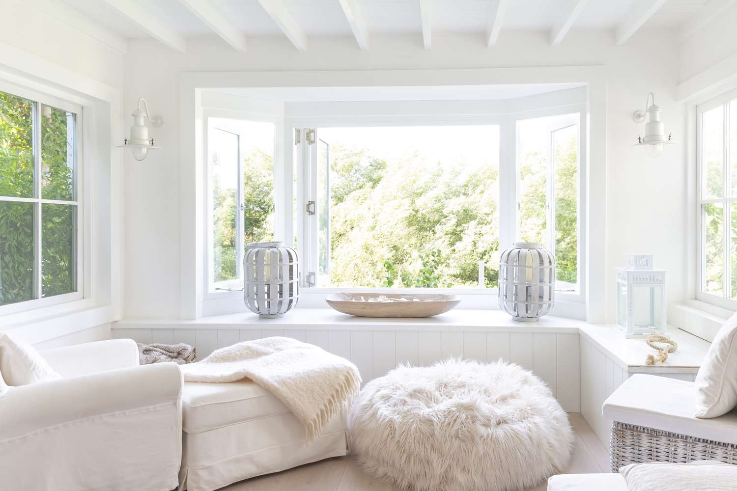 gemütliches weißes Wohnzimmer mit großem Fenster