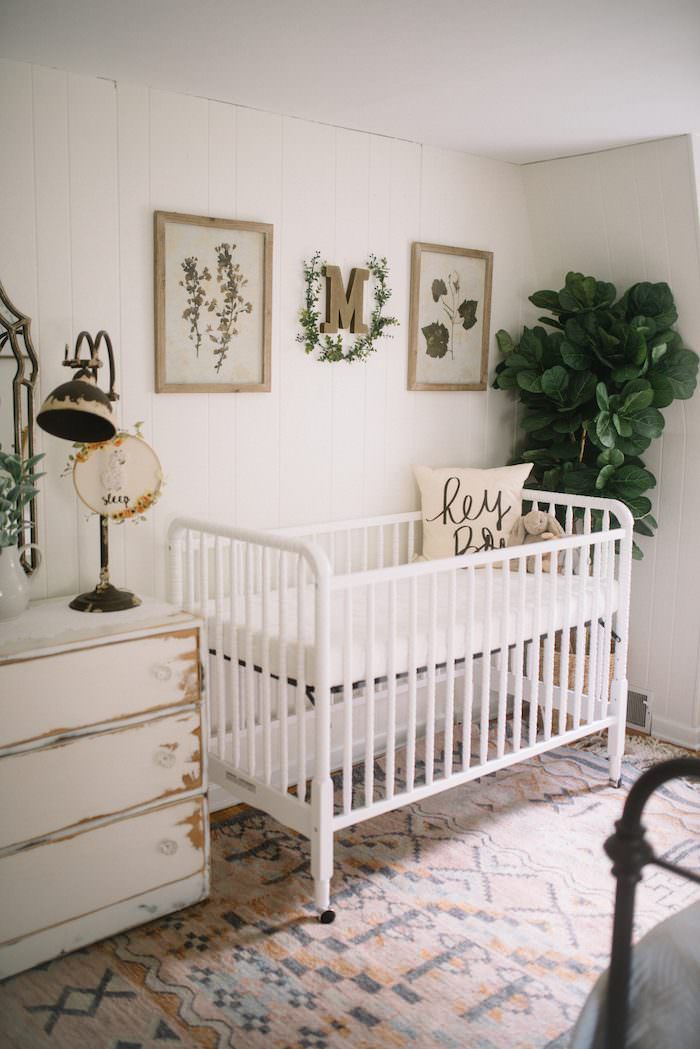 Dulce y sencilla habitación de bebé rústica con encanto boho
