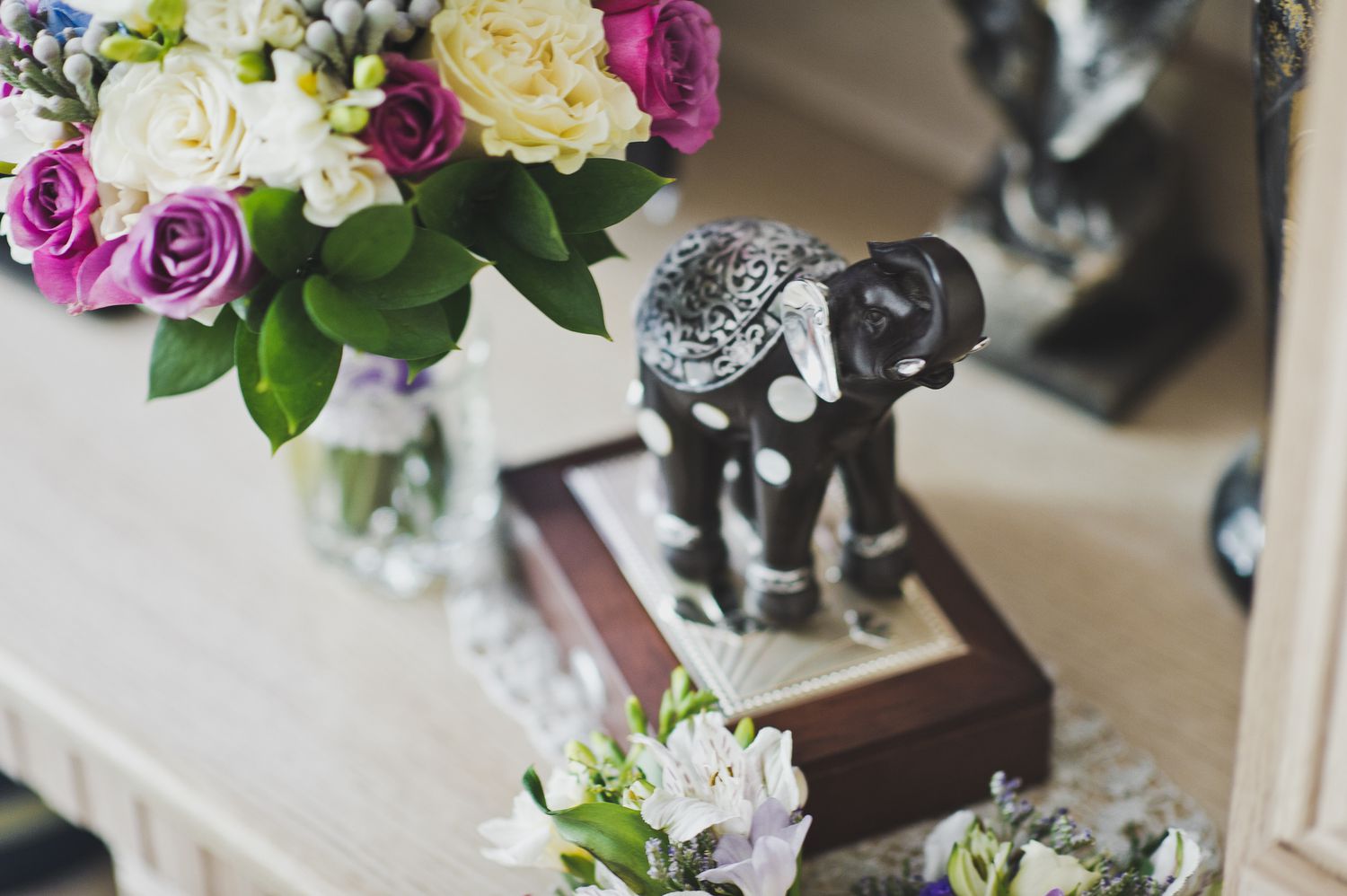 Elefant auf Tisch mit Blumen