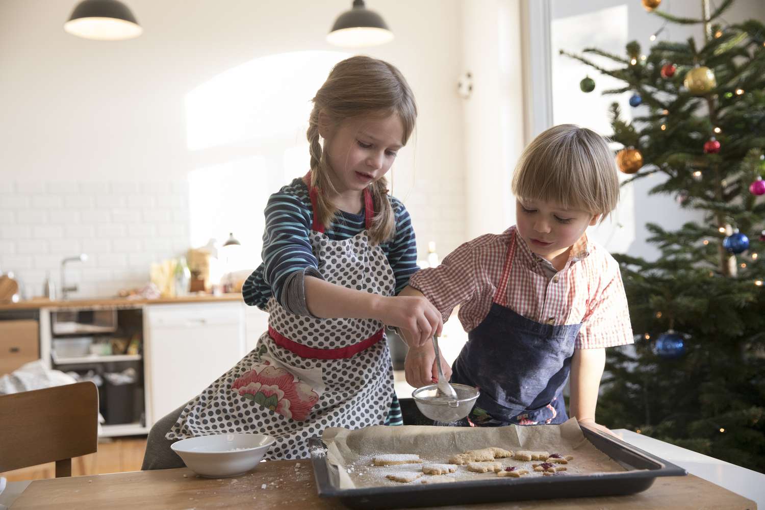 Schwester und Bruder backen Plätzchen zu Weihnachten