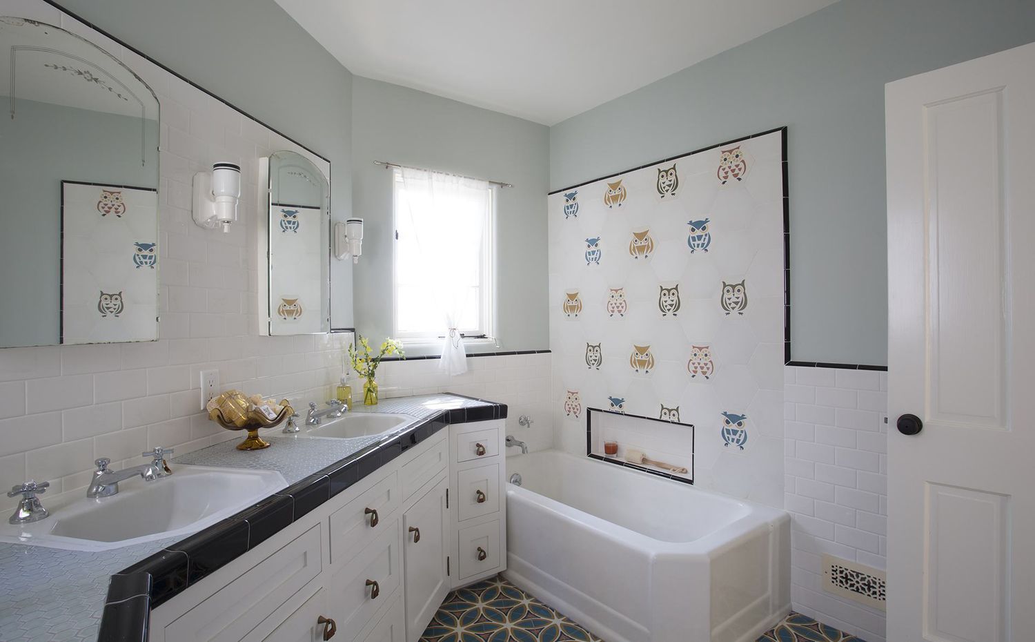 salle de bain enfant mur gris avec armoires blanches 