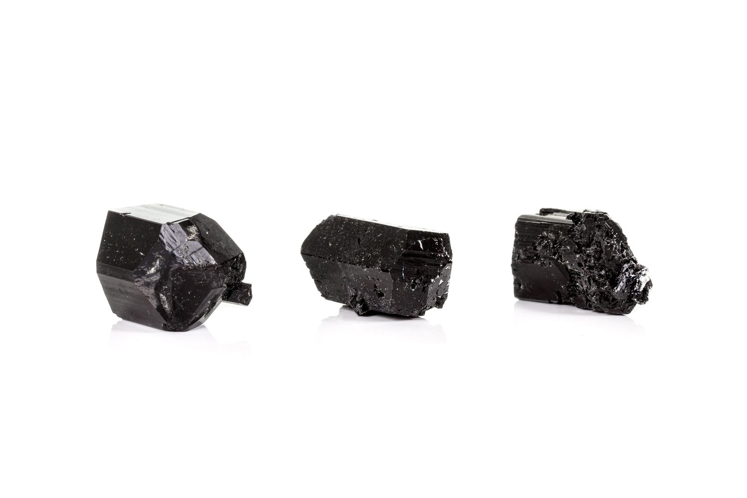 trois morceaux de cristaux de tourmaline noire pour le nettoyage de l'espace