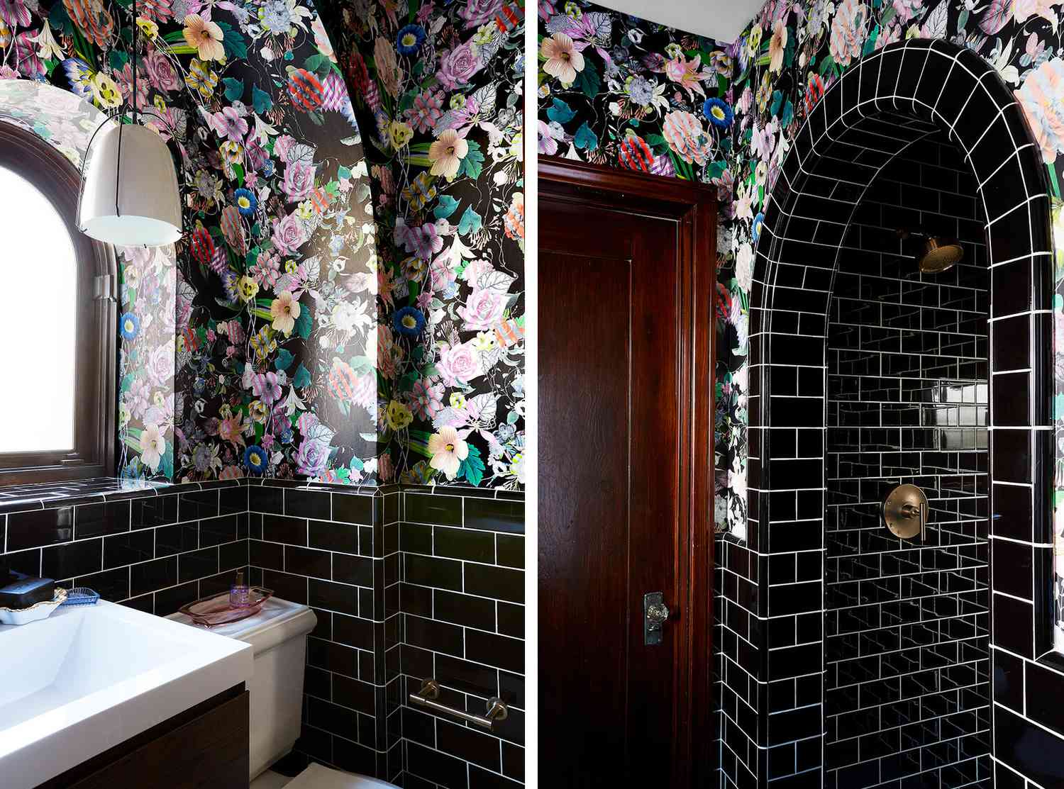 petite salle de bain avec cravate noire et papier peint floral