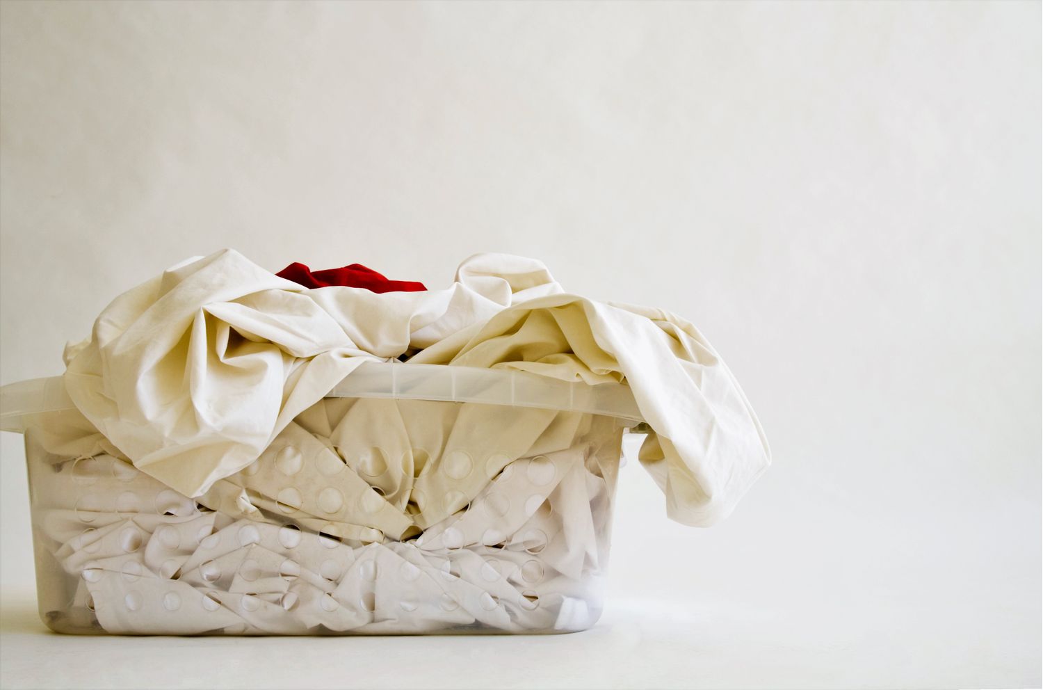 Rotes Hemd im weißen Wäschekorb