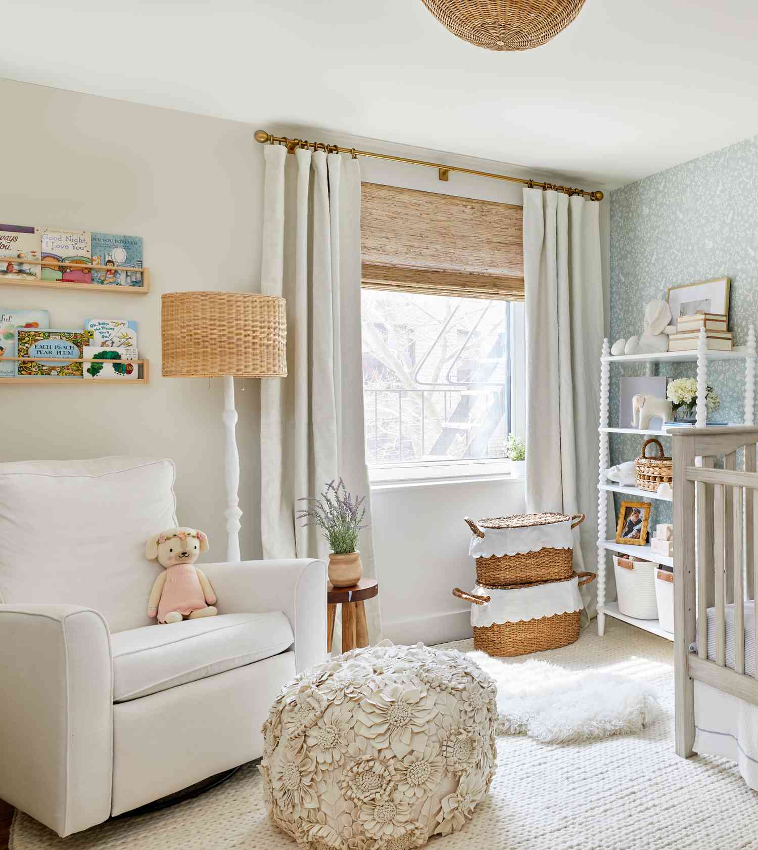 habitación infantil con silla, interior blanco crema, con repisas para libros instaladas encima de la silla