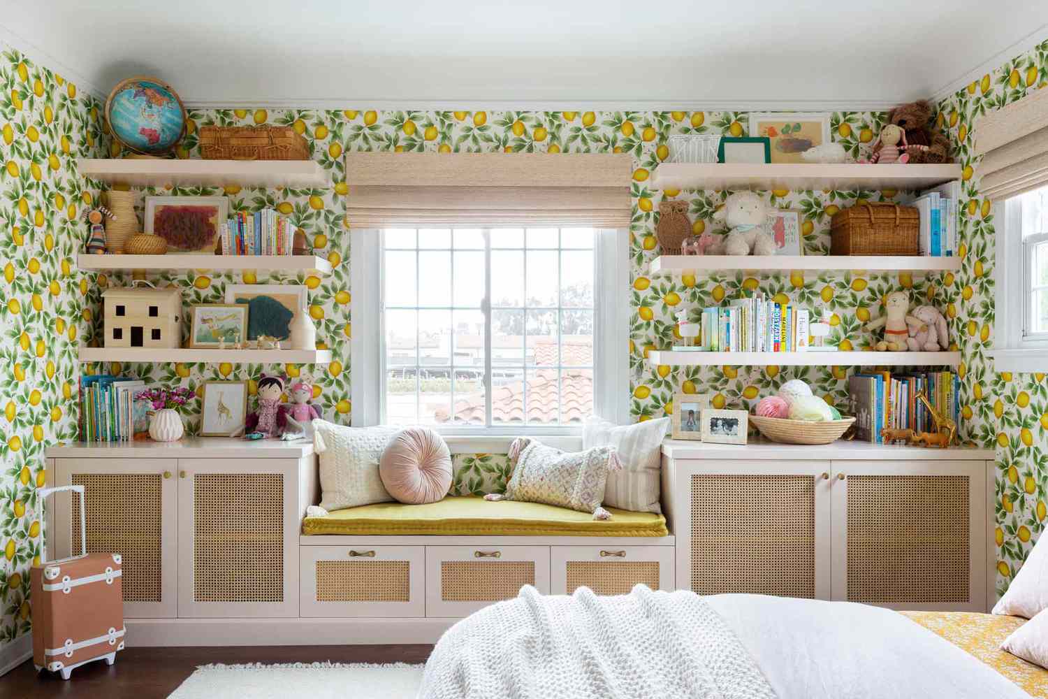 Grünes und gelbes Kinderzimmer im Vintage-Stil mit Zitronentapete