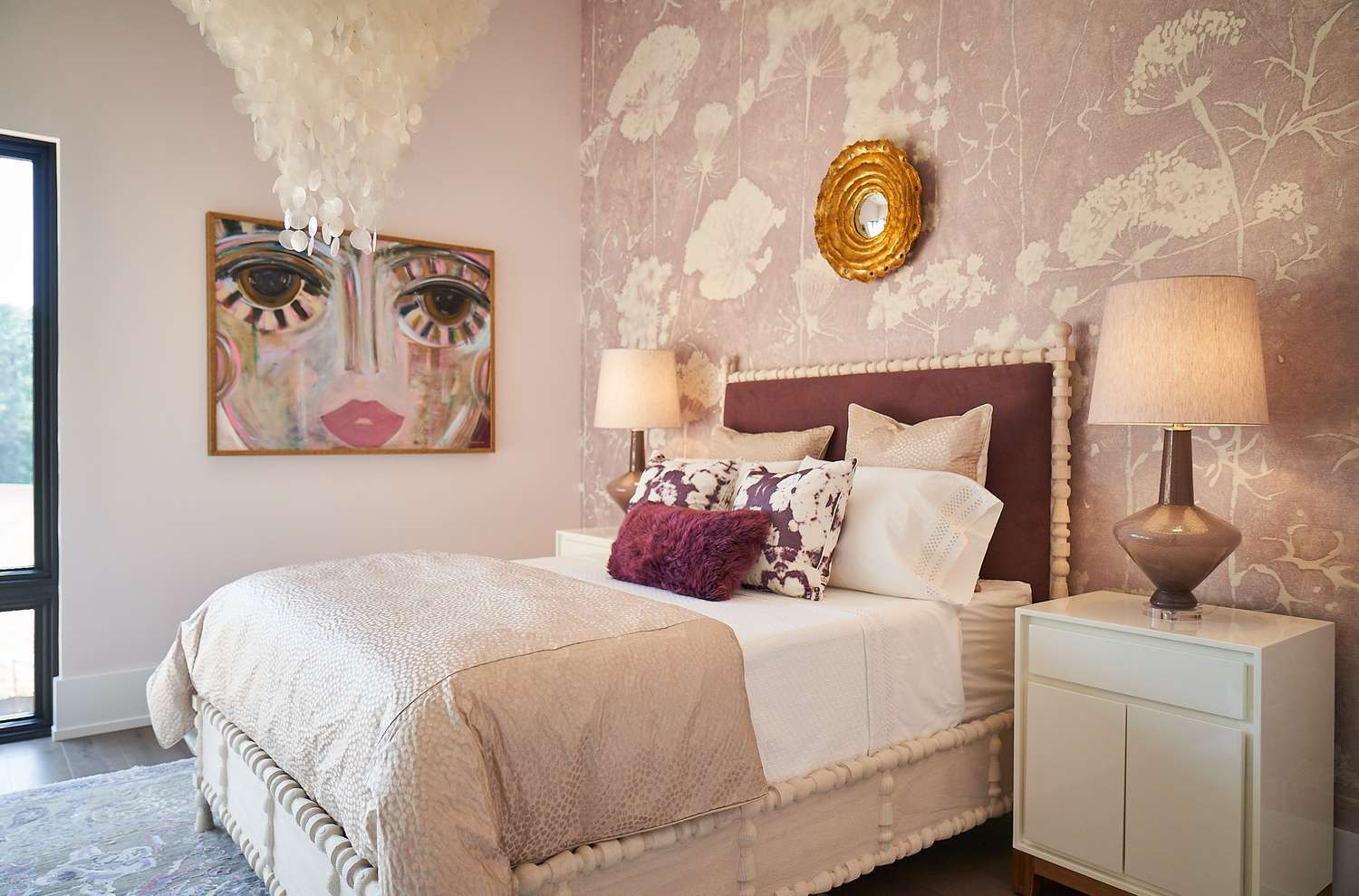 Schlafzimmer mit zarten Rosa-, Mauve- und Cremetönen