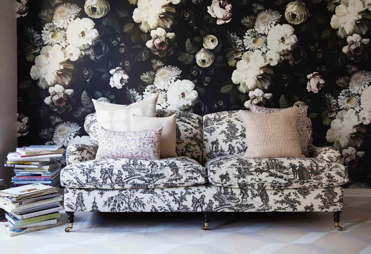 Boden mit gedecktem Muster und floraler Wand