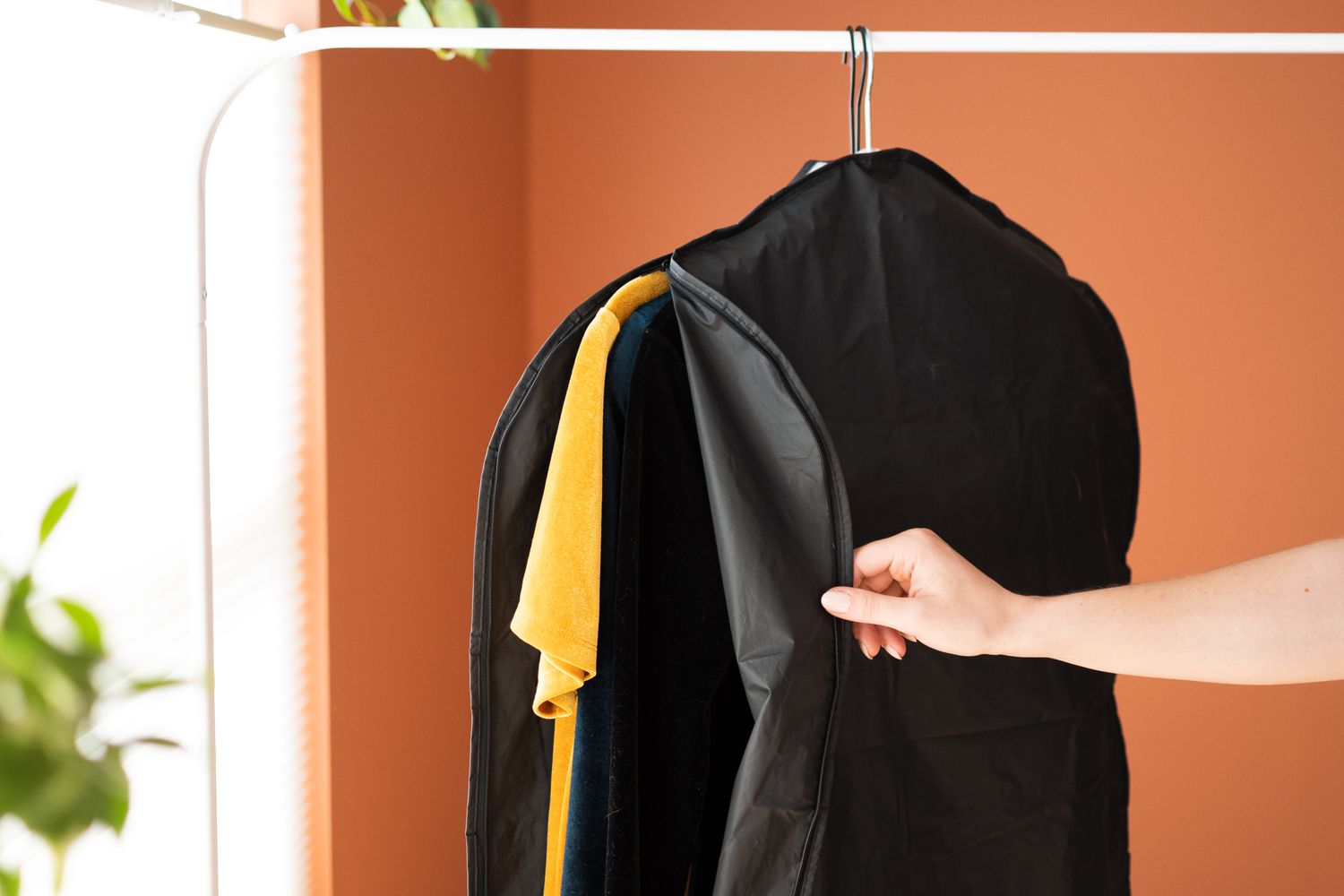 Samtkleider in einem schwarzen, waschbaren Kleidersack aufbewahrt und von Hand geöffnet