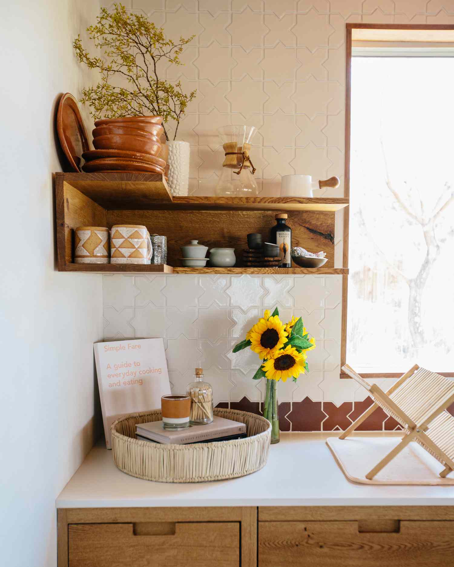 estantería esquinera de madera en cocina con paleta de colores neutros 