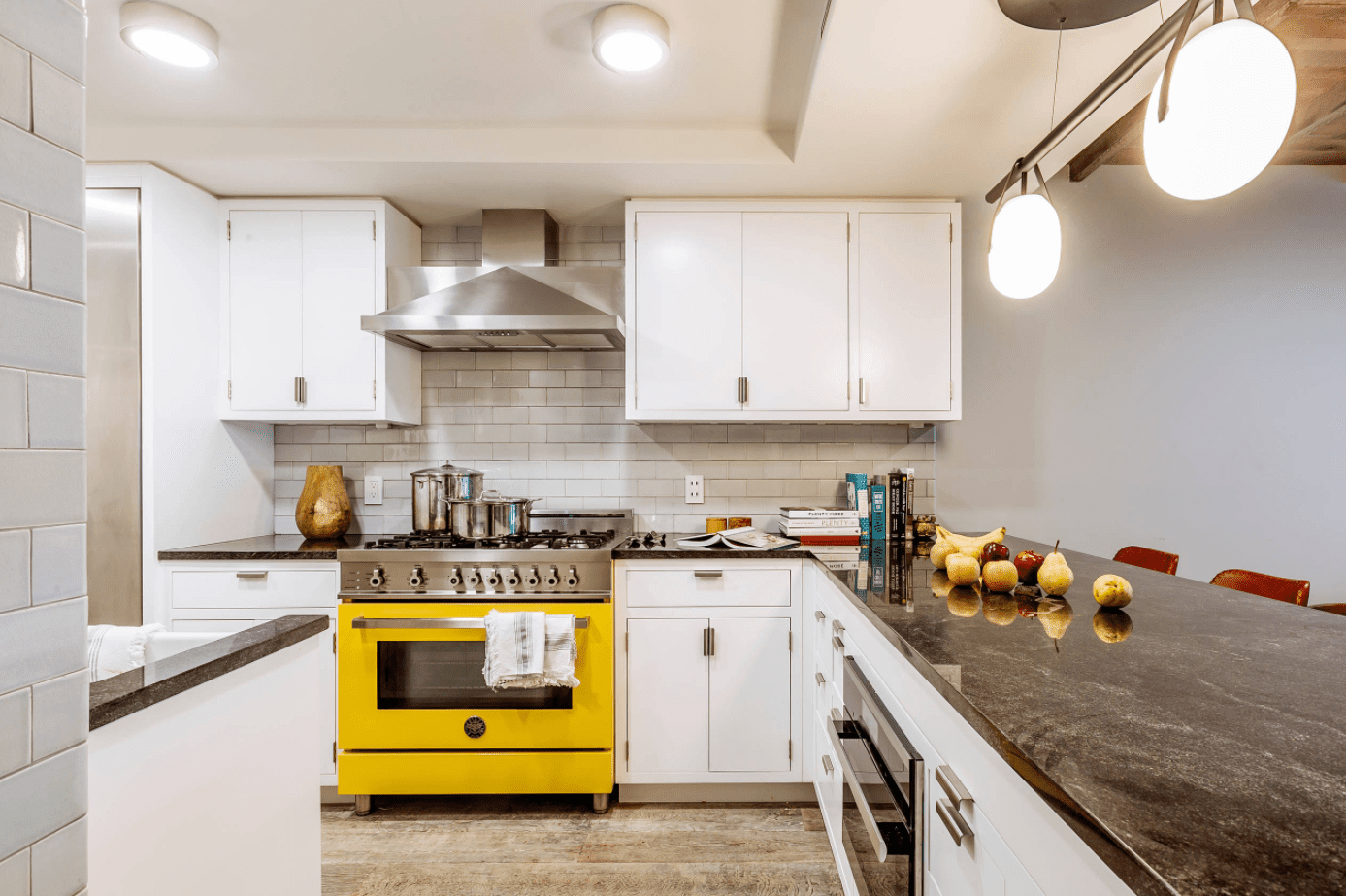 Gelber Bertazzoni Küchenherd in weißer Küche