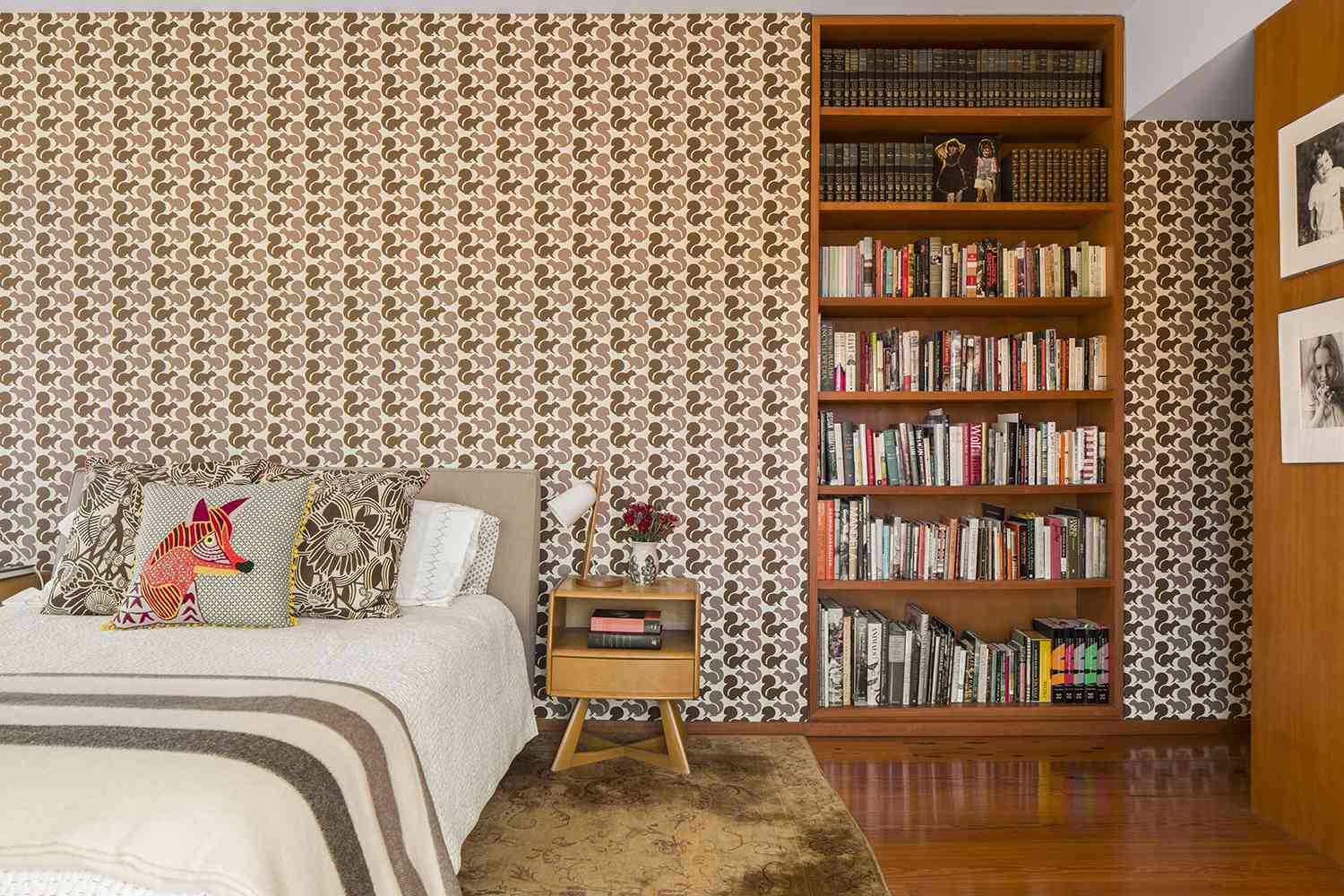 papel pintado con motivos retro en dormitorio