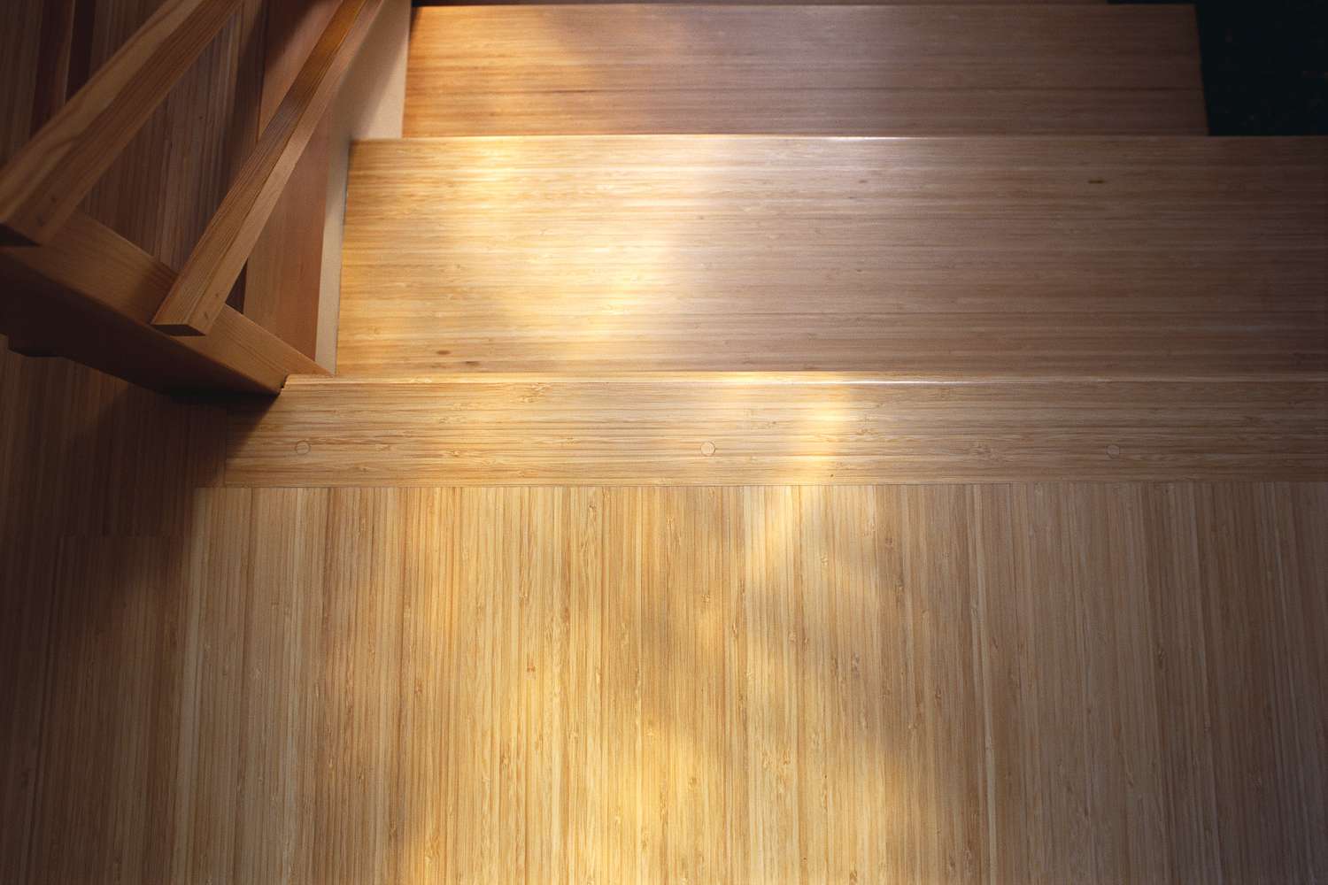 Bambusboden auf der Treppe in warmem Licht