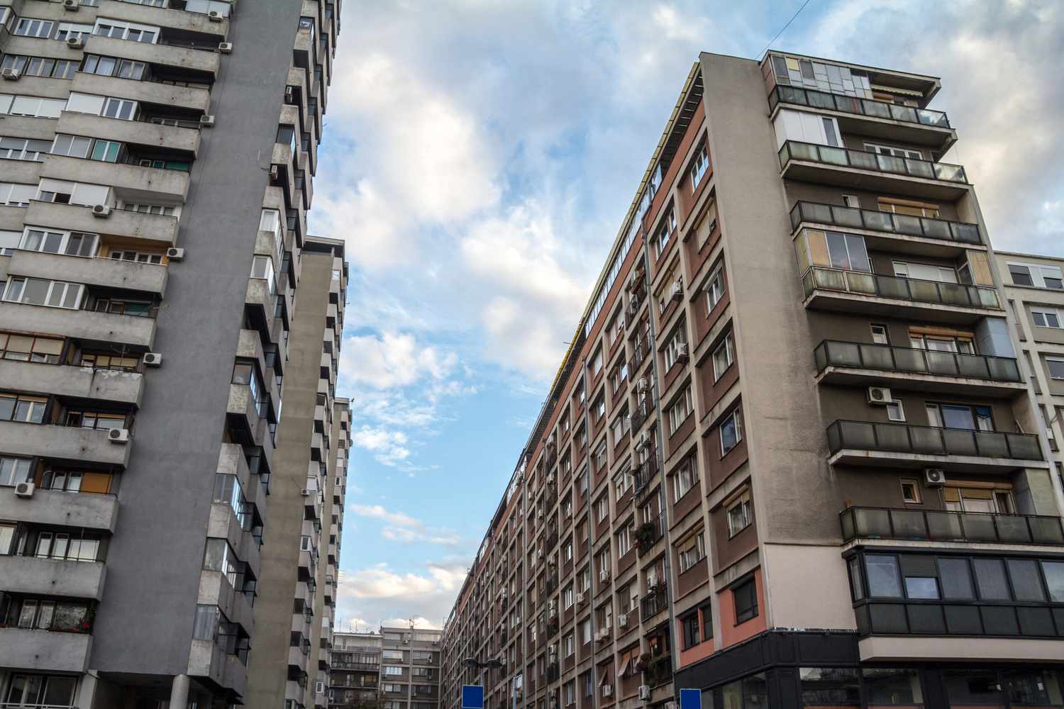 Brutalistischer kommunistischer Wohnungsbau in Belgrad, Serbien