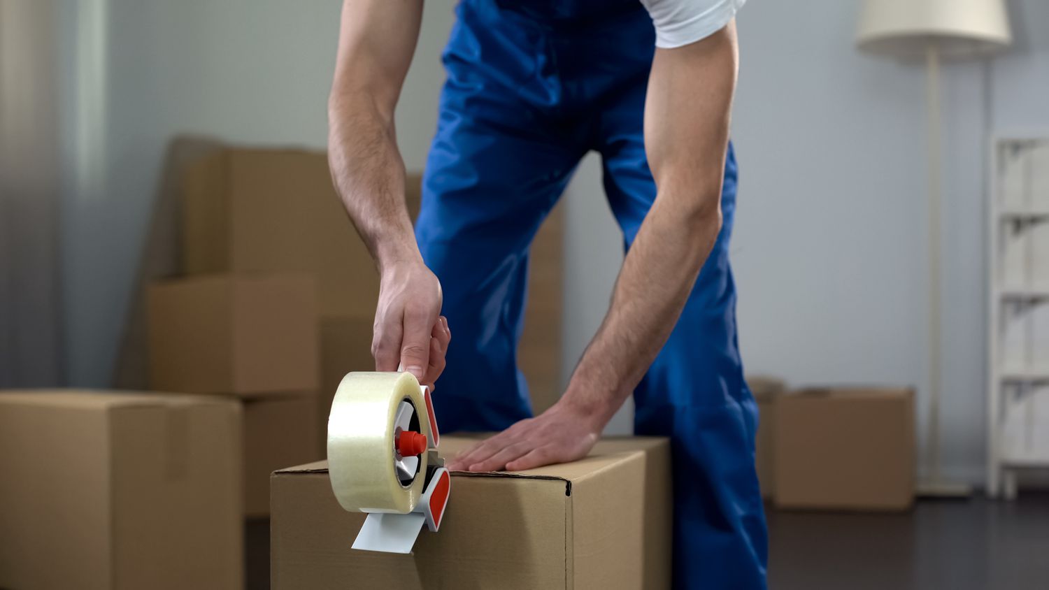 Umzugsunternehmen Arbeiter packen Kartons, Qualitätslieferdienste