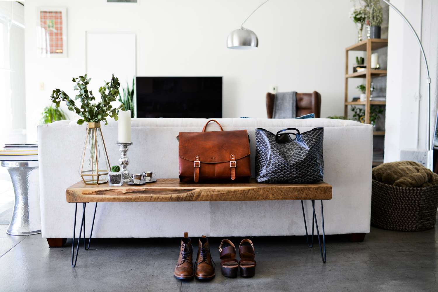 Banco de madera colocado detrás del sofá en casa de concepto abierto