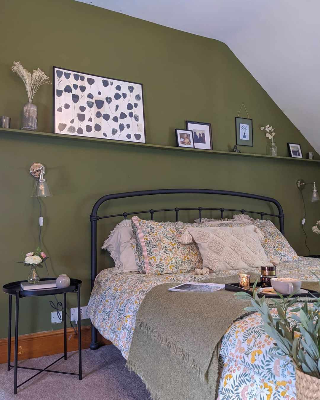 prateleira verde acima da cama