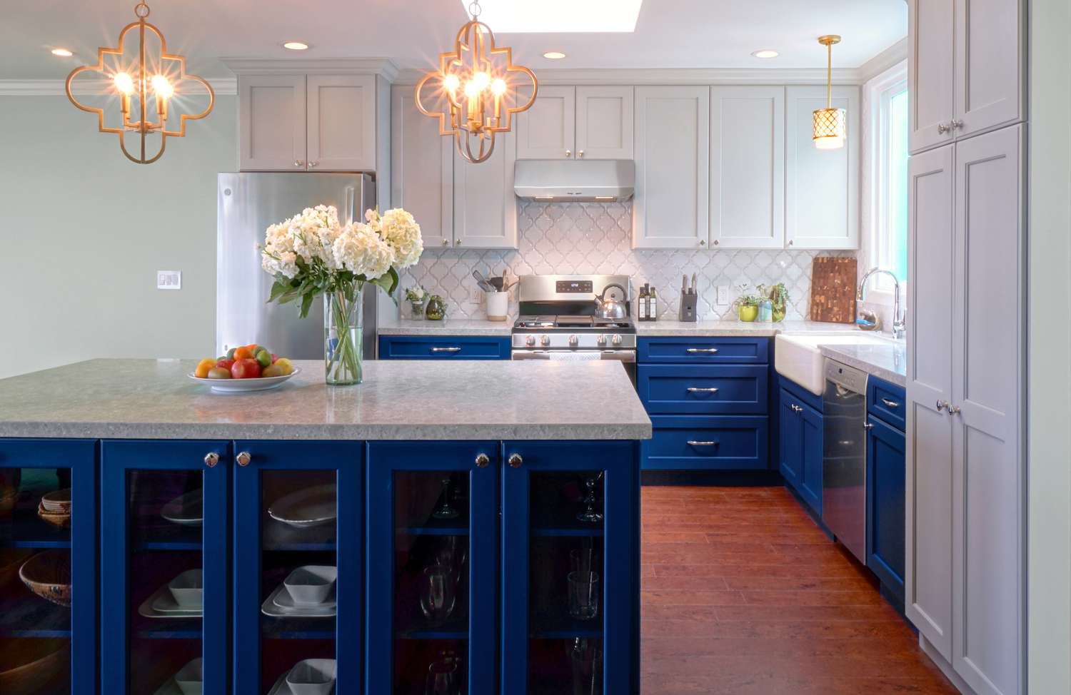 Zweifarbige Küche mit weißen und blauen Schränken