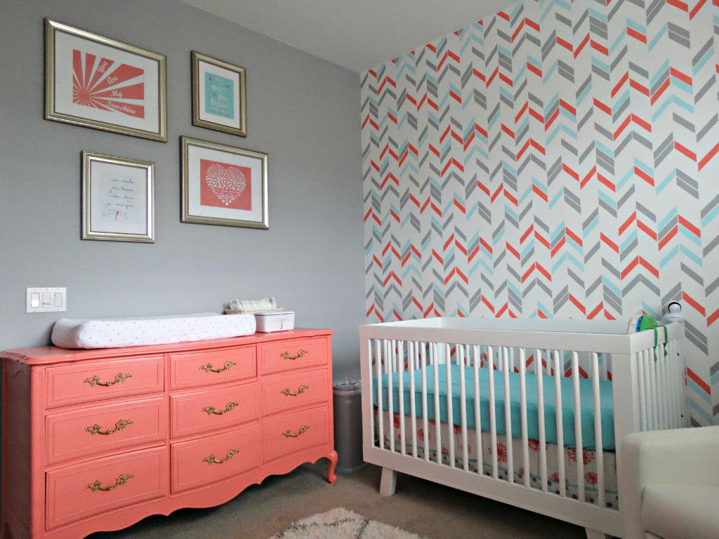 Chambre d'enfant grise, aqua et corail