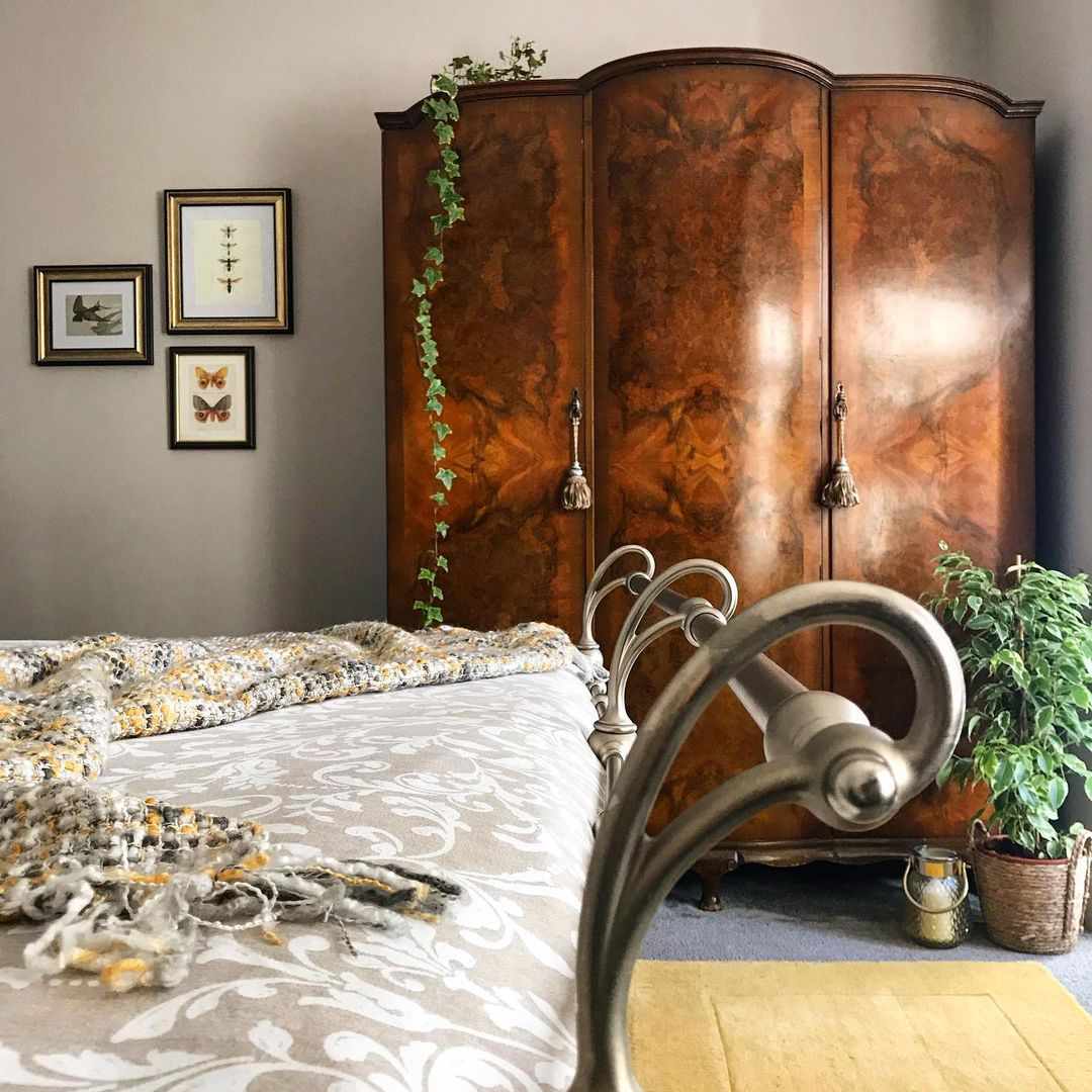Vintage-Schlafzimmer mit Wurzelholz-Schrank 