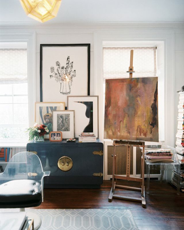 Wohnzimmer mit vielen Kunstwerken