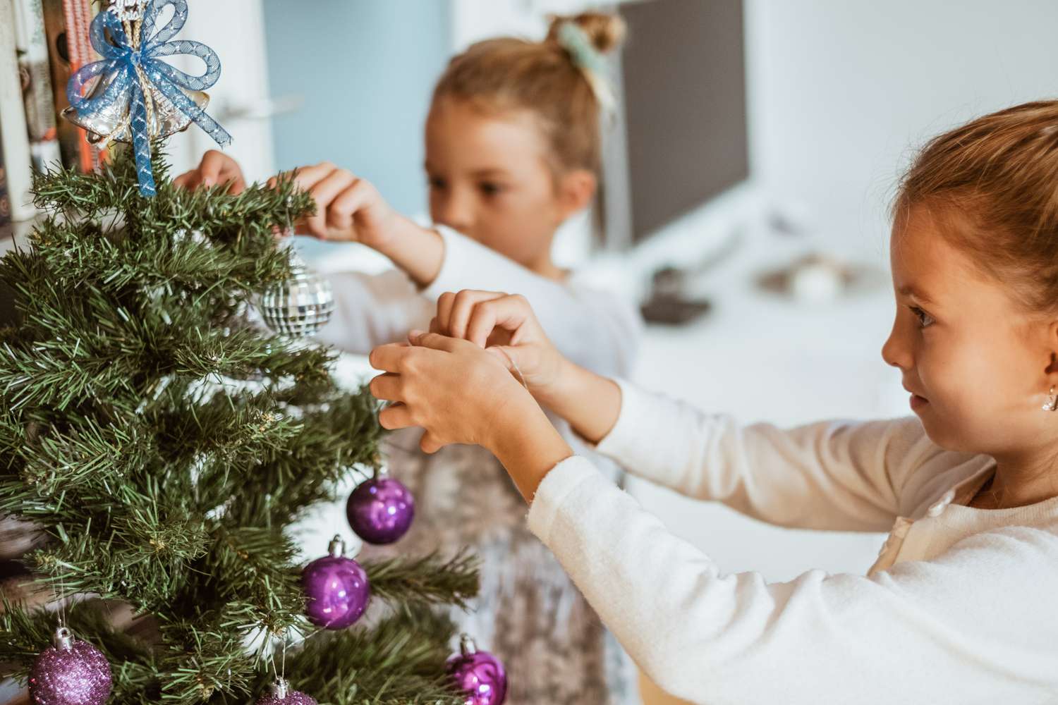 A las hermanitas les encanta decorar el árbol de navidad