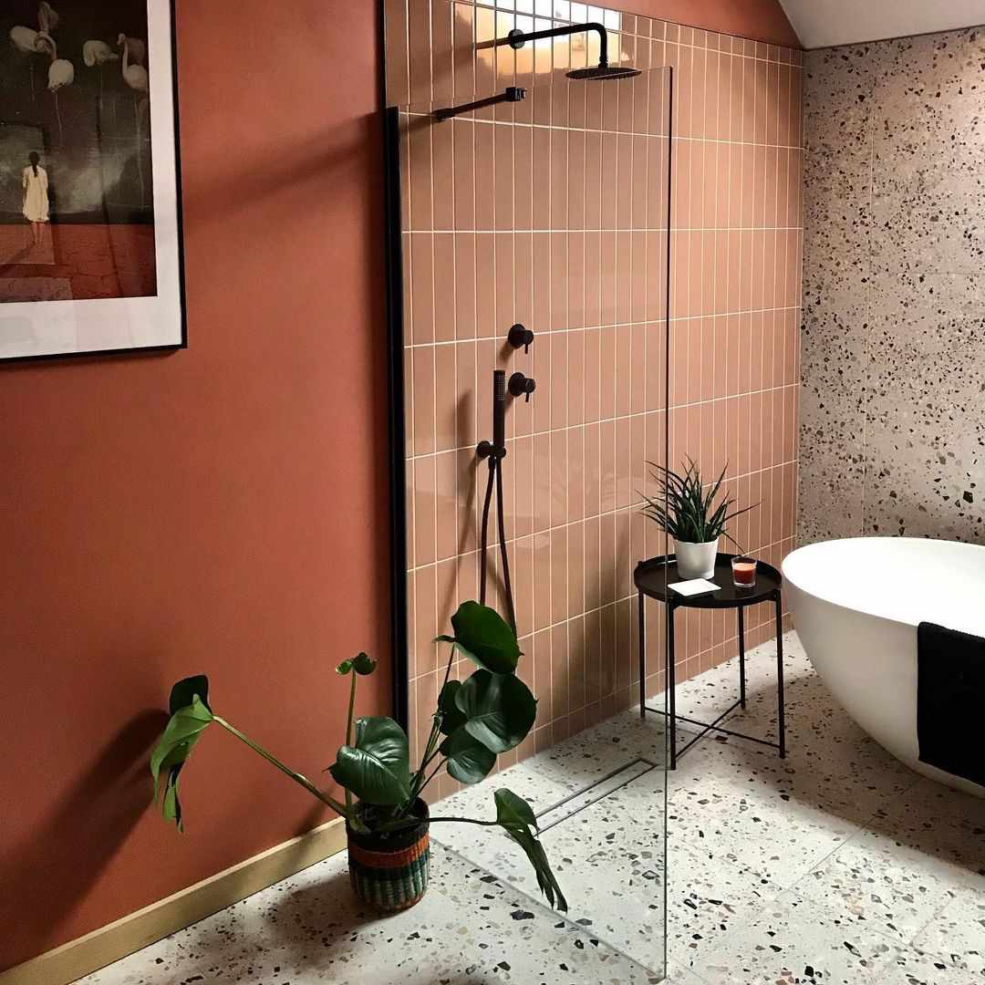 Salle de bain avec carrelage du sol au plafond 