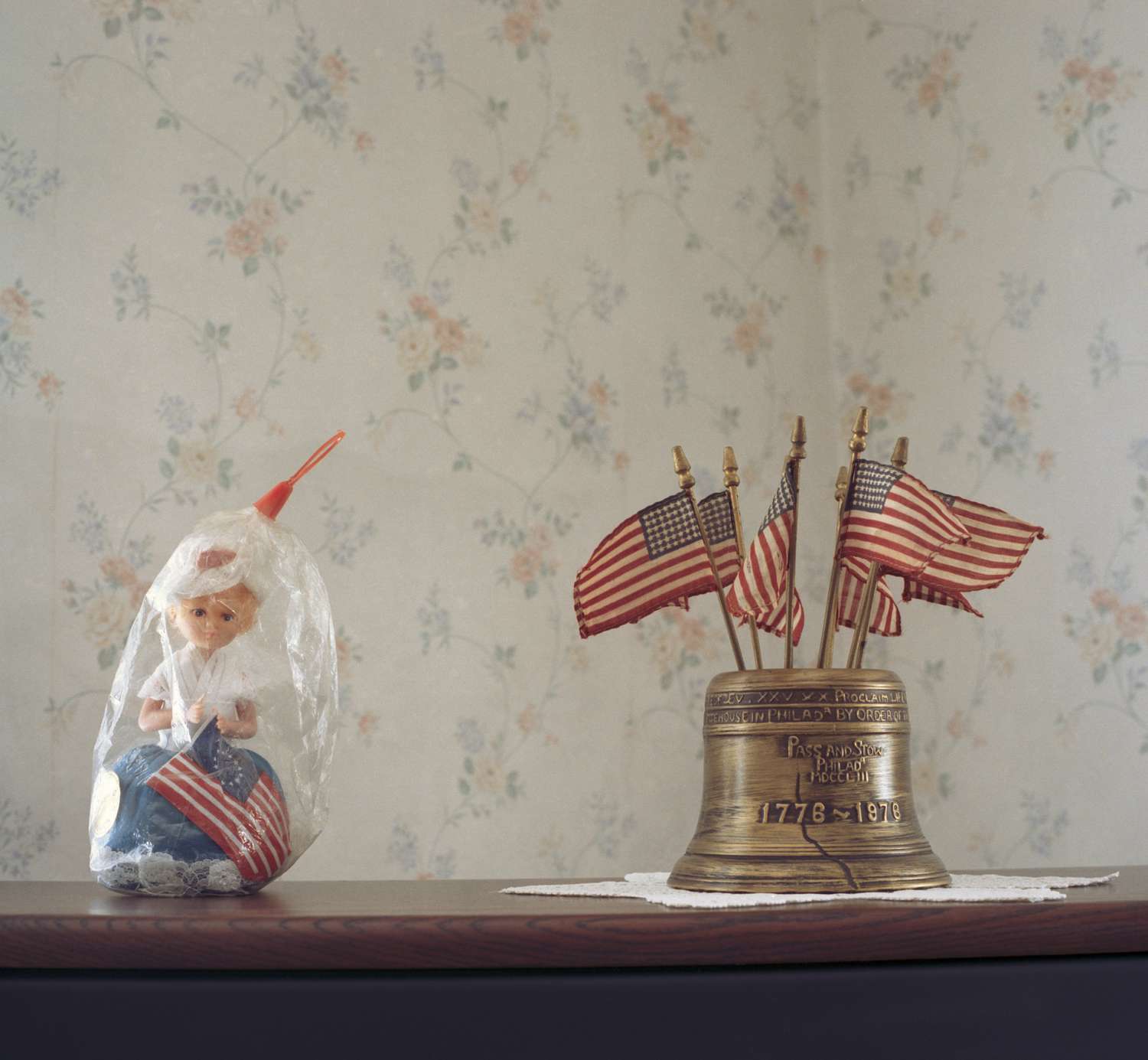 Memorabilia da bandeira americana em uma prateleira.