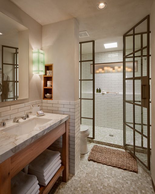 Una ducha con marcos metálicos en un cuarto de baño