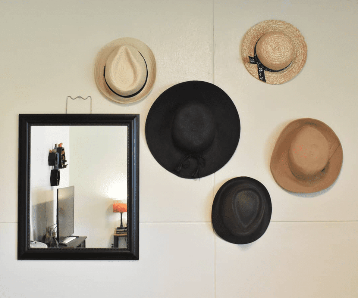 chapéus pendurados na parede
