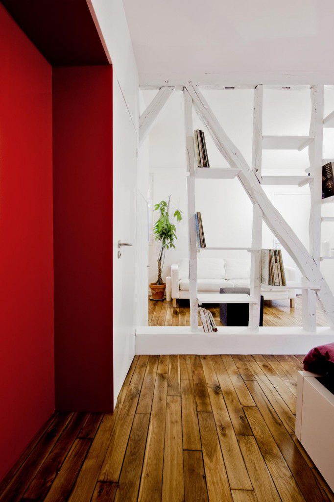 Habitación blanca con pared de acento rojo