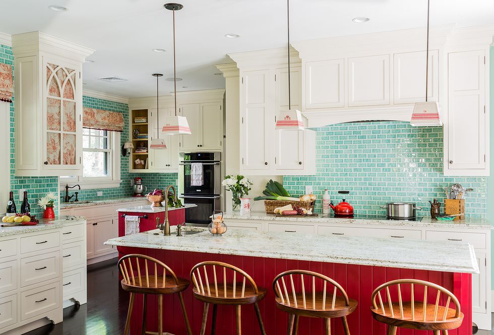 cocina con backsplash cerceta e isla roja