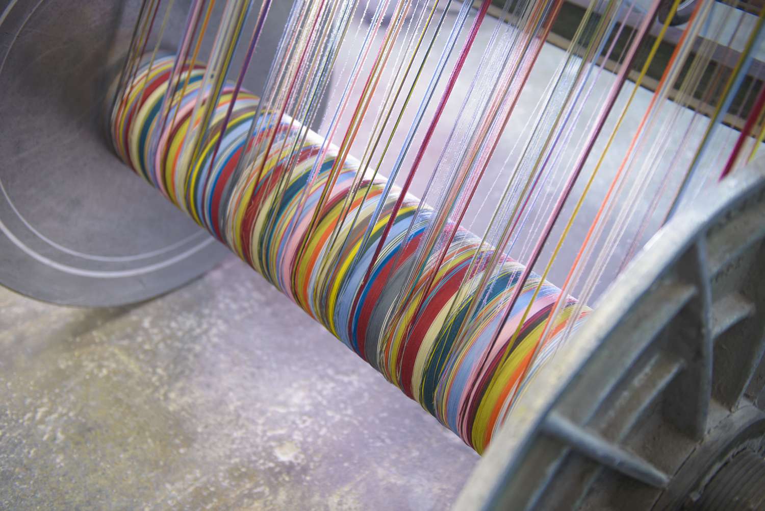 Tear de tecelagem com fios coloridos de fibra tingida