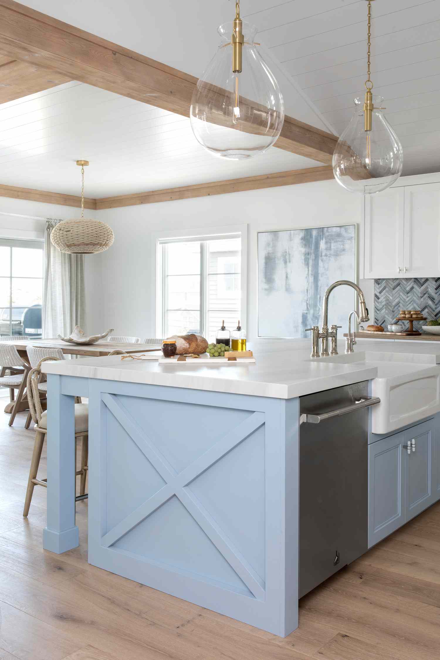 La cuisine de la maison de Long Beach Island de Karen B. Wolfe présente un évier de ferme et des armoires inférieures bleu ciel